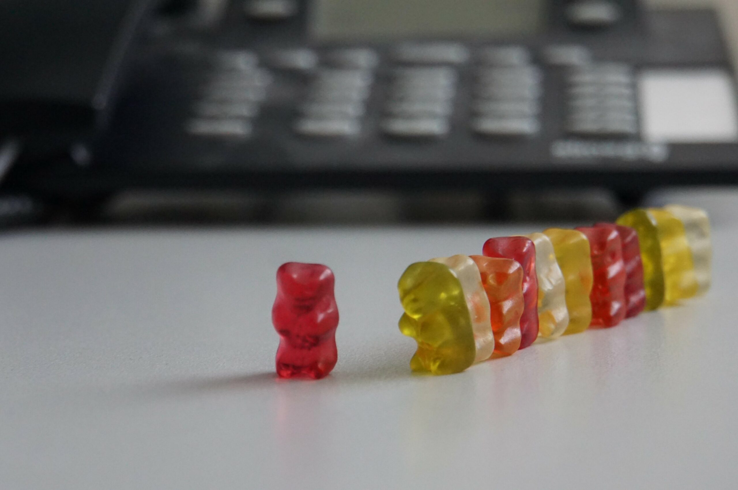 Gummy bears with distance as a sign of Corona - relevant for PRA